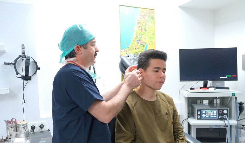 Üniversiteli Özkan’ın biyonik kulağı yeni teknolojiyle güncellendi