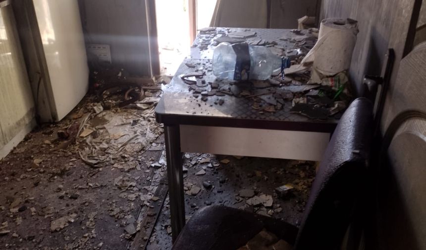 Uzaklaştırma kararı bulunan eşiyle telefonda tartıştıktan sonra evi yaktı