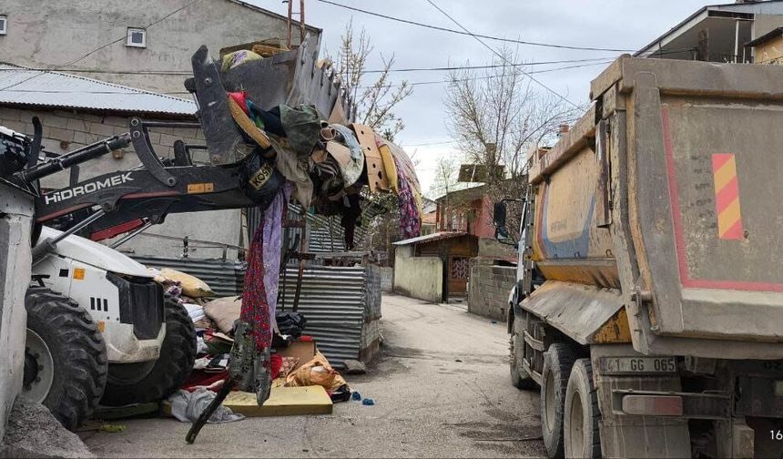 Van'da kötü koku yayılan evden 10 ton çöp çıktı