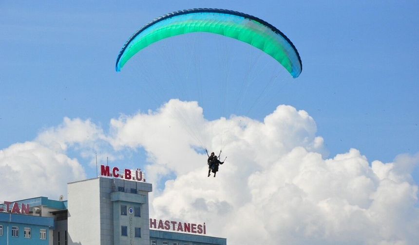Yamaç paraşütüyle uçarken saç tıraşı yaptı