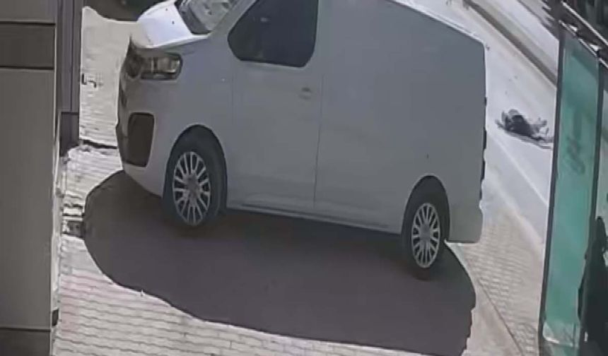 Yaşı küçük sürücünün ortaokul öğrencilerine çarptığı kaza kamerada: 1 ölü, 1 yaralı (2)