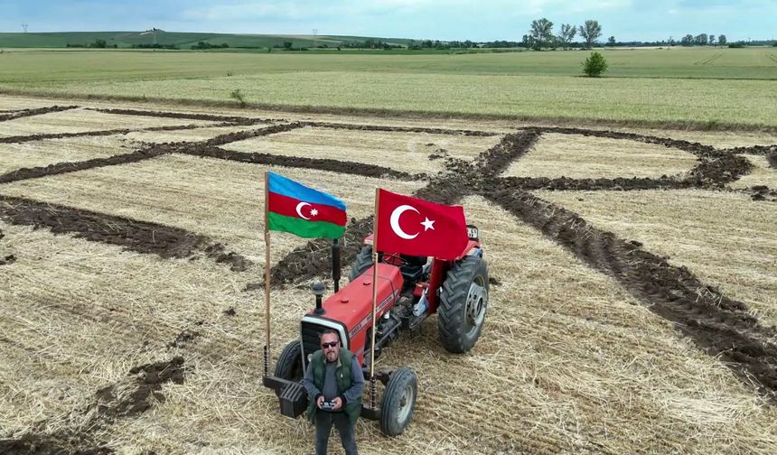 Azerbaycan'ın bağımsızlık gününü tarlasına yazdığı yazıyla kutladı