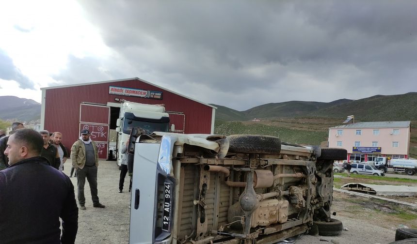 Bingöl'de otomobil ile kamyonet çarpıştı; 7 yaralı