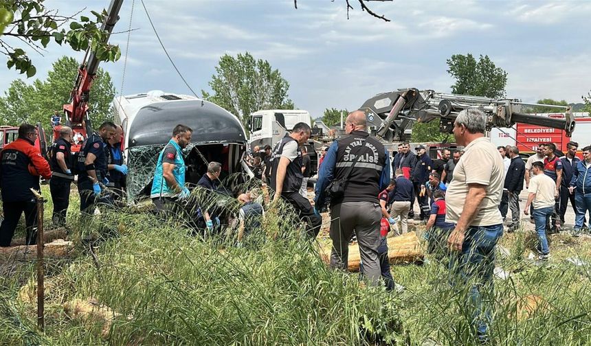Çanakkale'de zincirleme kaza; 8 ölü, 20 yaralı (3)