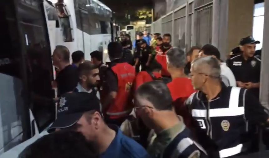 Elazığ’da hakem ve futbolcular zırhlı araçlarla stattan ayrıldı