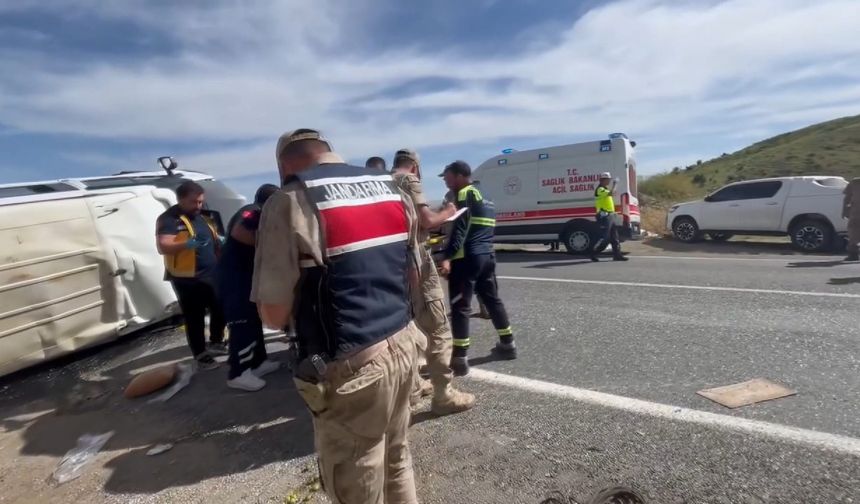 Elazığ'da minibüs takla attı; 3'ü ağır 7 yaralı