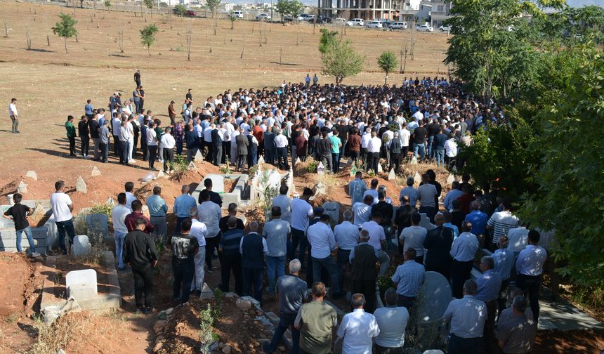 Hafif ticari araç şarampole devrildi: 3 ölü, 3 yaralı (2)