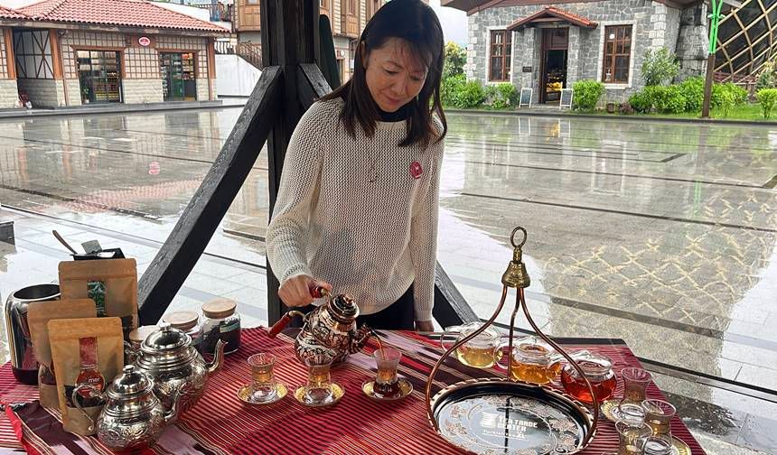 Japonya'nın İlk Türk Çayı Demleme Ustası'ndan Rize Çayı Sunumu