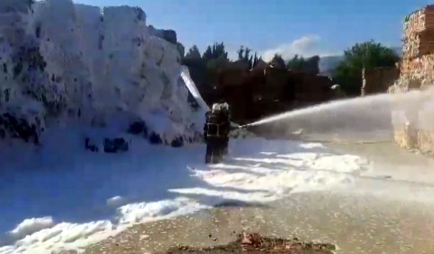 Kahramanmaraş’ta kağıt fabrikasında çıkan yangın söndürüldü