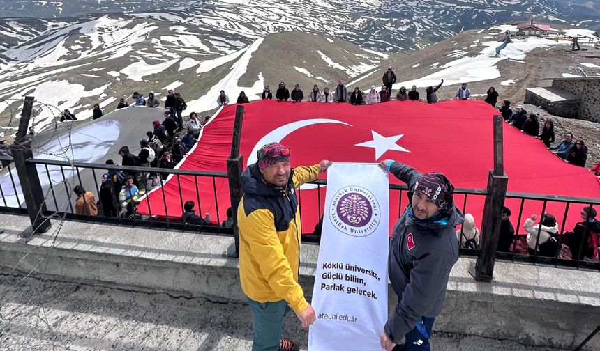 Palandöken'in zirvesinde 19 Mayıs'ı kutladılar