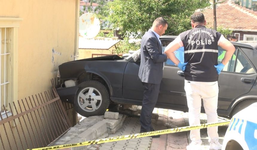 Sürücüsü fenalaşan otomobil, duvara çarptı: 1 ölü, 1 yaralı