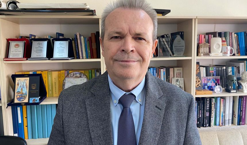 Tarihi çeşme taşı, duvarın içinde kalmış