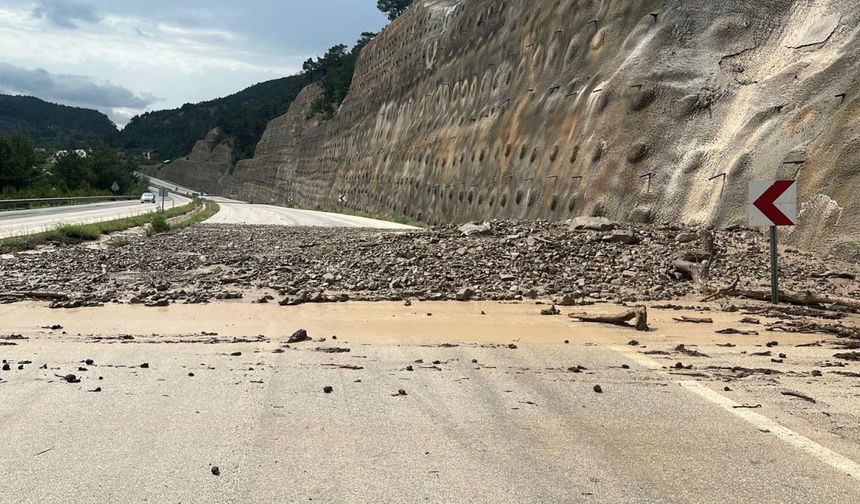 Tokat'ta heyelan;  D-100 kara yolu tek yönlü ulaşıma kapandı