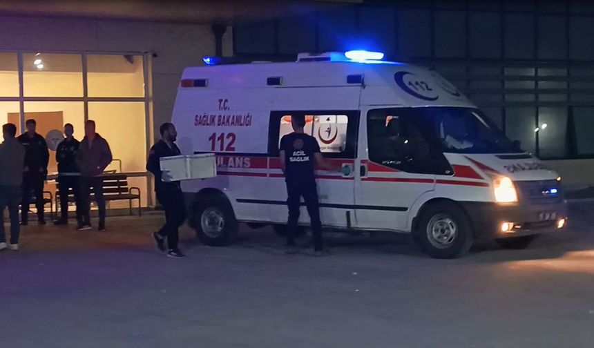 Trafik levhasına çarpan motosikletteki üniversite öğrencisinin bacağı koptu