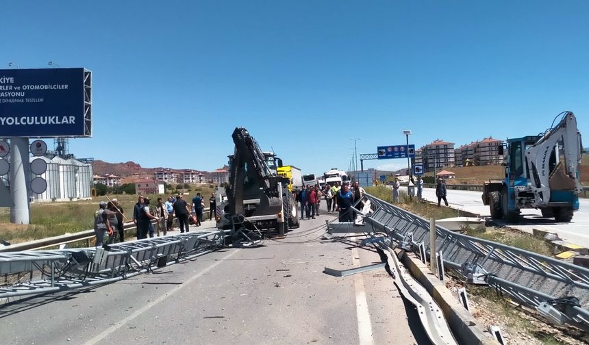 Yolcu otobüsü direğe çarptı; 2 yaralı