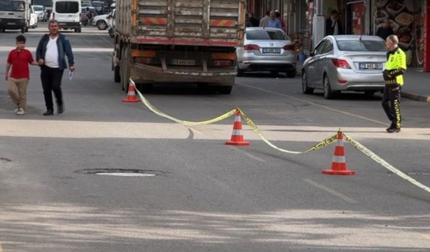 Yolun karşısına geçerken kamyonun çarptığı kadın öldü
