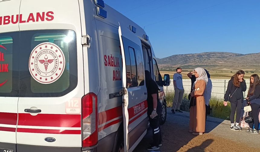 Afyonkarahisar'da yolcu otobüsü TIR'a çarptı: 9 yaralı