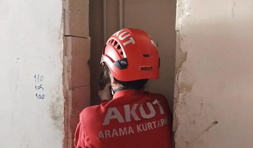 Apartman boşluğunda mahsur kalan martı kurtarıldı