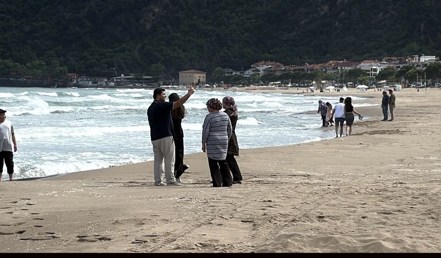 Bartın’ın mavi bayraklı plajında denizdeki kirlilik temizlendi