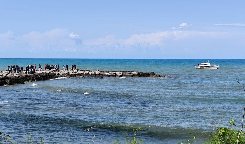 Denizde boğulma tehlikesi geçiren baba kurtarıldı, oğlu kayboldu