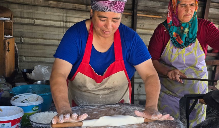 Depremzede kadınların tandır mesaisi; ekmeklerini ateşten çıkarıyorlar