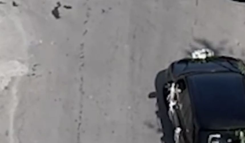 Düğün konvoyunun önünü kesmek isteyen çocuğa motosiklet çarptı; o anlar dronla görüntülendi
