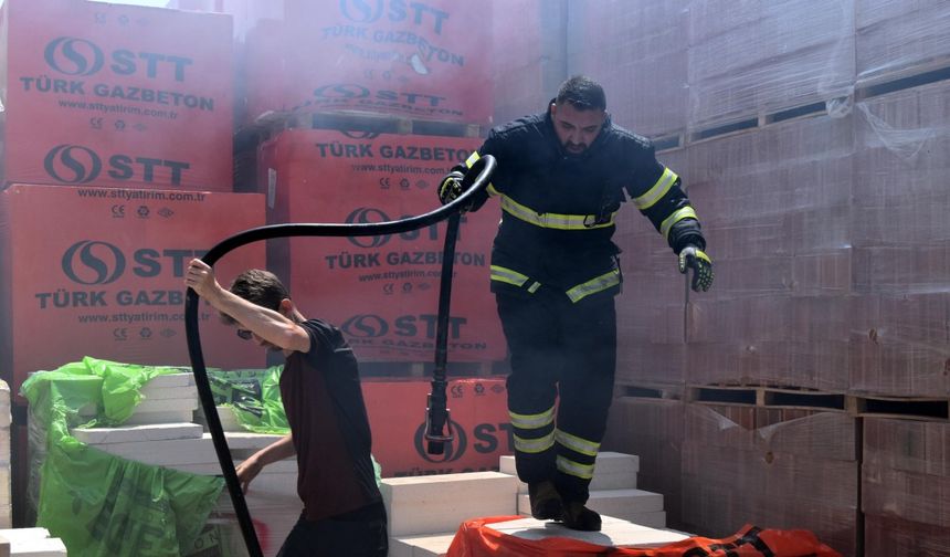 Elektrik telinden çıkan kıvılcımlar, otluk alanda yangına neden oldu