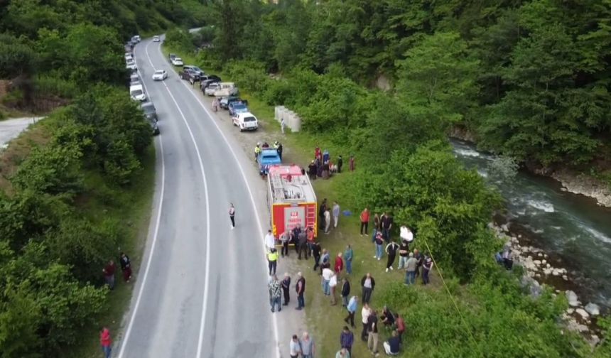 Hafif ticari araç dereye yuvarlandı: 2 ölü, 1 yaralı