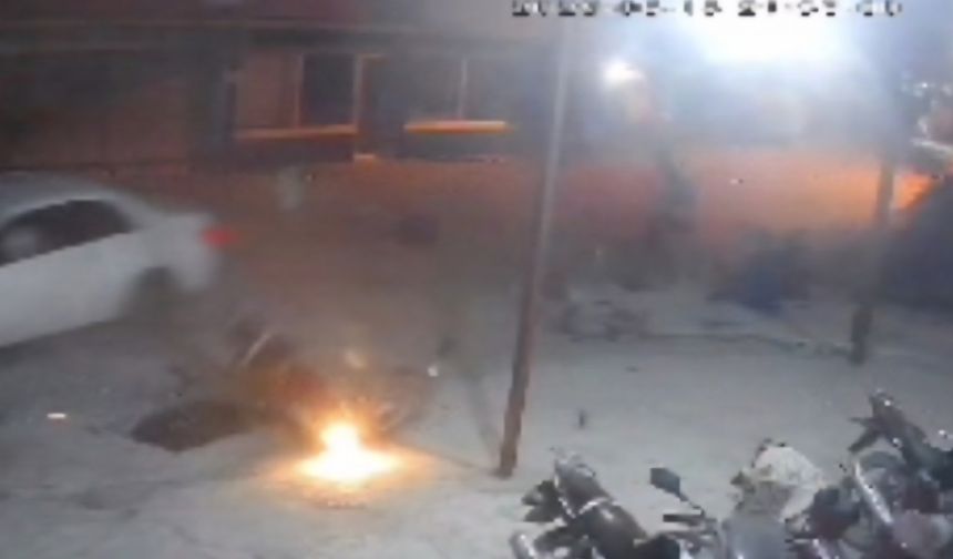İki motosikletle çarpışan otomobil sürücüsünün kaçtığı kaza kamerada: 4 yaralı