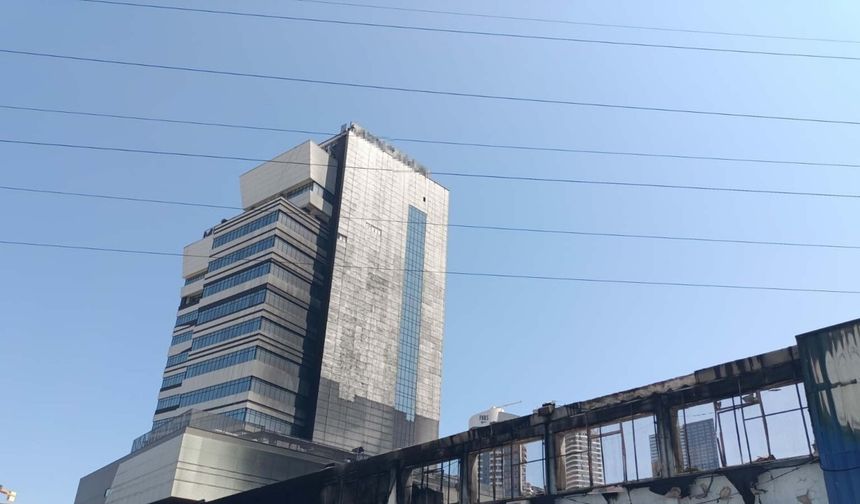 İzmir'deki plastik fabrikasının deposunda çıkan yangının hasarı gün aydınlanınca ortaya çıktı (2)