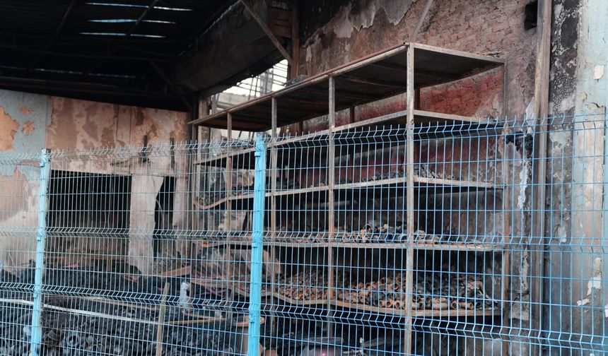 İzmir'deki plastik fabrikasının deposunda çıkan yangının hasarı gün aydınlanınca ortaya çıktı / Dron görüntüleri