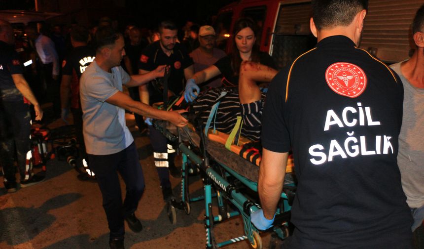 Kamyonete çarpan minibüsün şoförünü itfaiyeye kurtardı