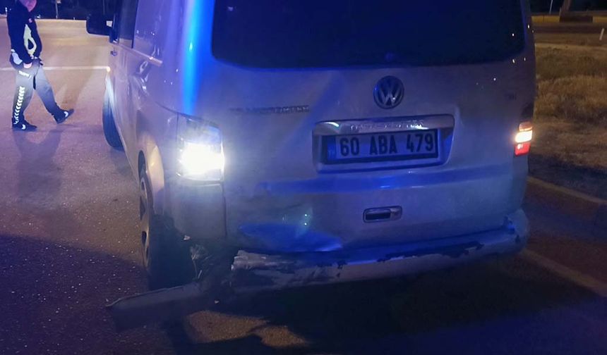 Kaza yaptıktan sonra alkolün etkisiyle yere yığıldı