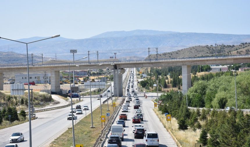 'Kilit kavşak' Kırıkkale'de, bayram dönüşü trafiği