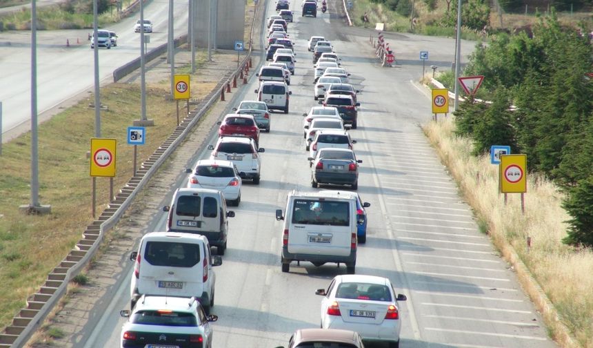 'Kilit kavşak' Kırıkkale'de bayram dönüşü trafik yoğunluğu başladı
