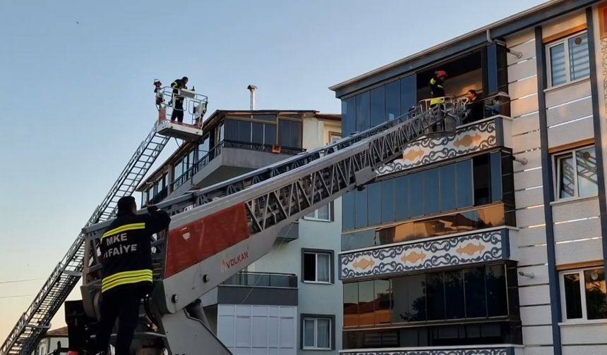 Kırıkkale’de 3 katlı apartmanda çıkan yangında 8 kişi dumandan etkilendi