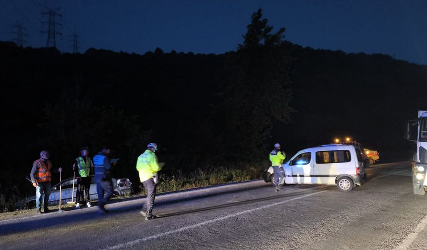 Otomobil ile hafif ticari araç çarpıştı: 1'i ağır 8 yaralı