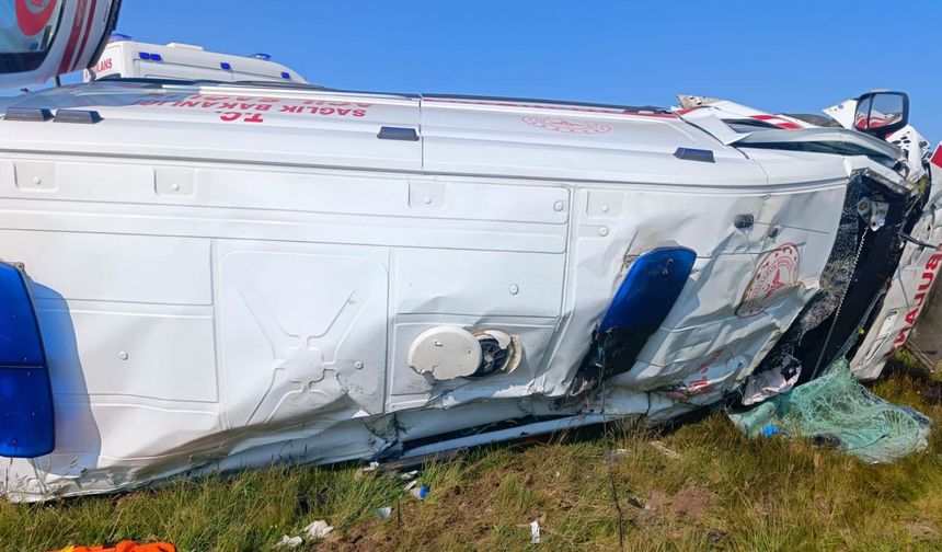 Şarampole devrilen ambulansta 4 sağlıkçı yaralandı