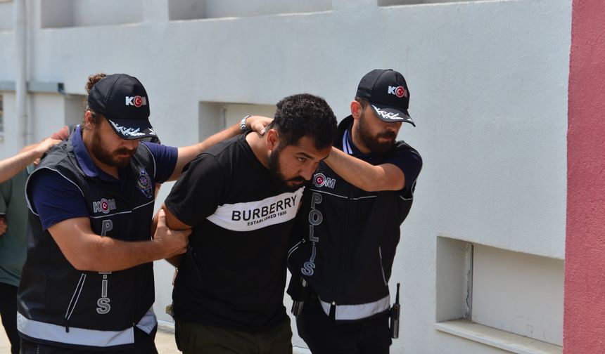 TIR'daki traktöre gizlenmiş 420 ruhsatsız tabanca ele geçirildi; şoför tutuklandı