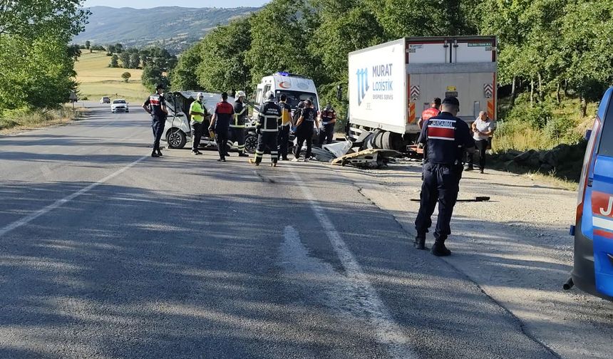 Tokat'ta hafif ticari araç, kamyona çarptı: 2 ölü, 3 yaralı