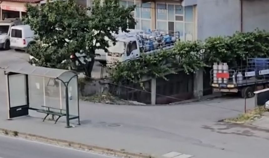 Yaya geçidinde defalarca karşıya geçip geri döndü