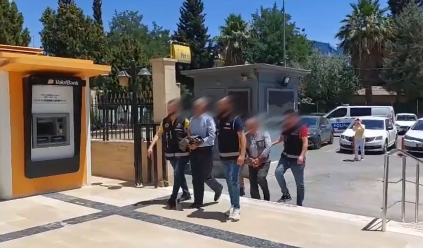 Durdurulan otomobilde ruhsatsız 65 tabanca ele geçirildi; 2 tutuklama