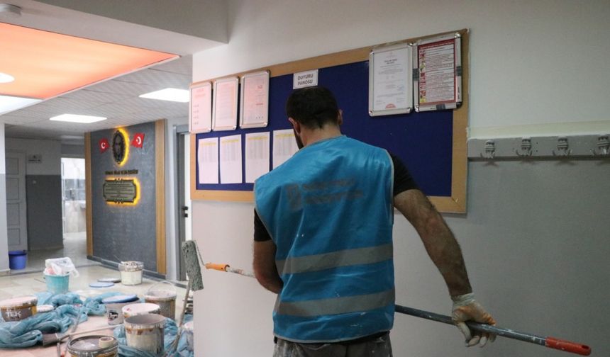 Kayseri'de 18 yükümlü, okulu boya yaparak yeni eğitim yılına hazırladı