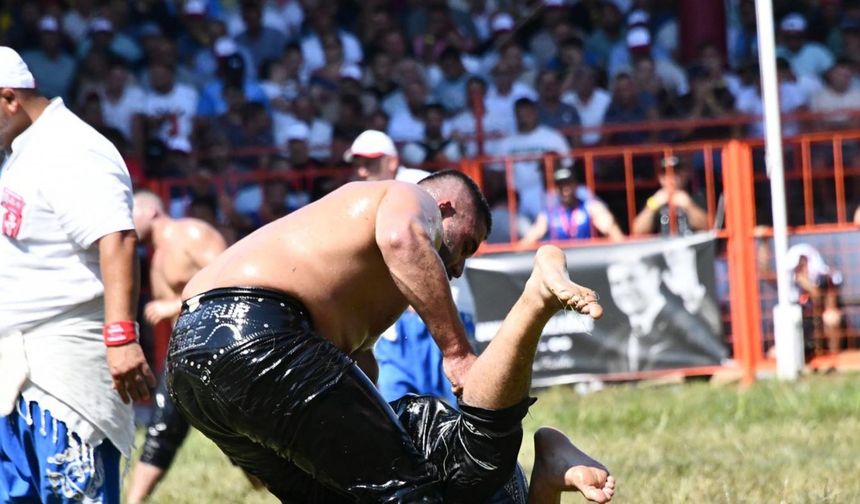 Kırkpınar’da favori başpehlivanlar rakiplerini yenerek son 16’ya kaldı / Ek fotoğraflar