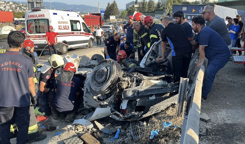 Kocaeli’de iki otomobil ve TIR çarpıştı; 5 ölü, 1 yaralı