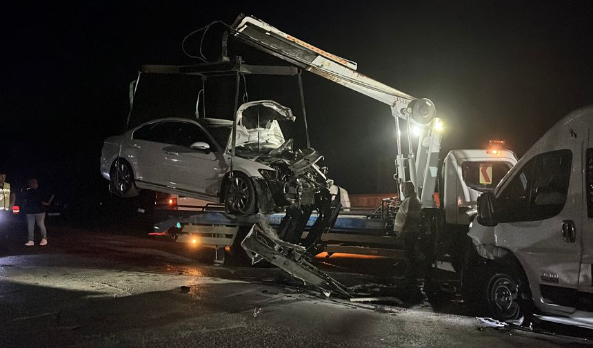 Kocaeli'de servis minibüsü ile otomobil çarpıştı; 10 yaralı