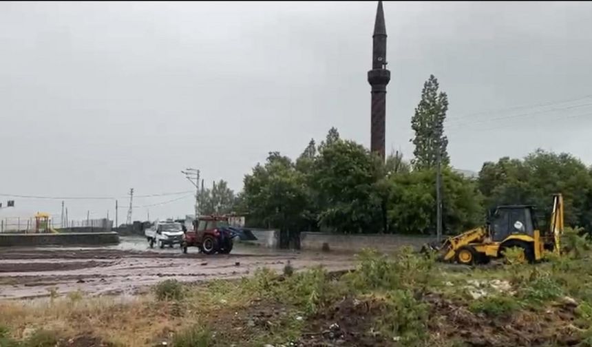 Sağanak yağmurun yıktığı evde mahsur kalan kadın kurtarıldı