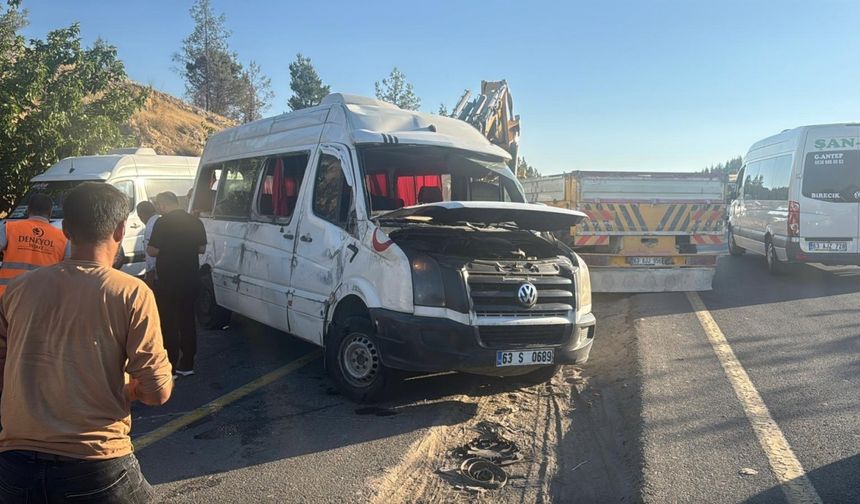 Şanlıurfa’da otomobil ile servis minibüsü çarpıştı: 13 yaralı