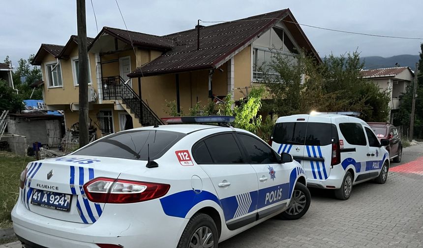 Üvey oğlunu göğsünden bıçakla yaraladı
