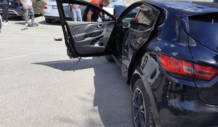 Bitlis'te iki otomobil çarpıştı: 5'i çocuk, 10 yaralı